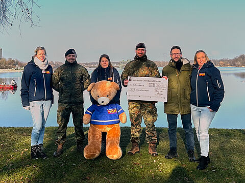 Vorsitzender Hauptfeldwebel Marvin Schäfer (4.von links) und Oberstabsgefreiter Mike Rittner übergeben die Spende der TruKa JgBtl 291 an Vertreter des ASB-Wünschewagens. Foto: Marvin Schäfer