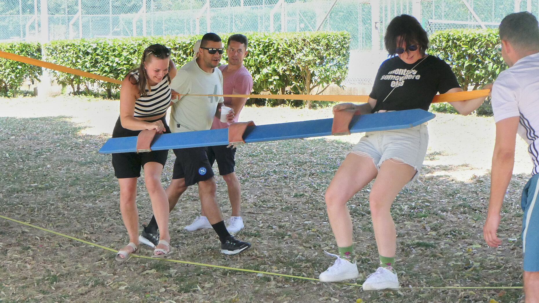 Die erwachsenen Familienmitglieder waren bei verschiedenen Teamsportarten - wie hier an der Slackline - gefordert. Foto: Torsten Gottlieb