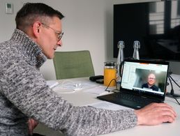Digitaler Führungswechsel: Frank Schmitt und Stephan Müller nutzen die Möglichkeit eines Videochats, um Corona-konform die Übergabe zu vollziehen. Foto: DBwV/Kruse