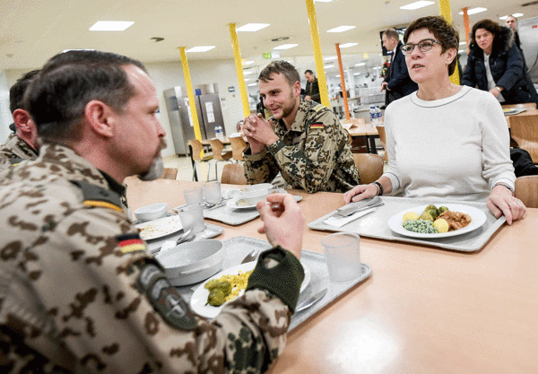 Annegret Kramp-Karrenbauer beim gemeinsamen Abendessen mit deutschen Soldaten in der Truppenküche im Camp Marmal. Foto: picture alliance/Britta Pedersen/dpa-Zentralbild/dpa