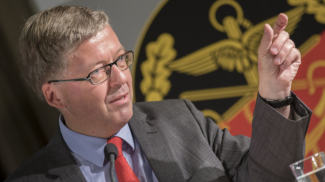 Der Wille zur Reform der Strukturen müsse ein politischer Wille sein, fordert Hans-Peter Bartels. Das Foto zeigt ihn 2016 auf dem Verbandstag des DBwV in Berlin. Foto: DBwV/Darrelmann