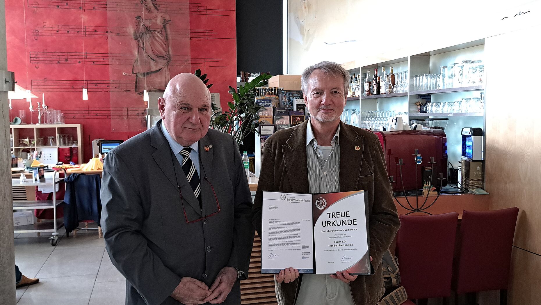 Bereits seit 50 Jahren ist Oberst a. D. Jean Bernhard Lacroix (r) Mitglied im Deutschen BundeswehrVerband. Foto: Burkhard Kühnapfel