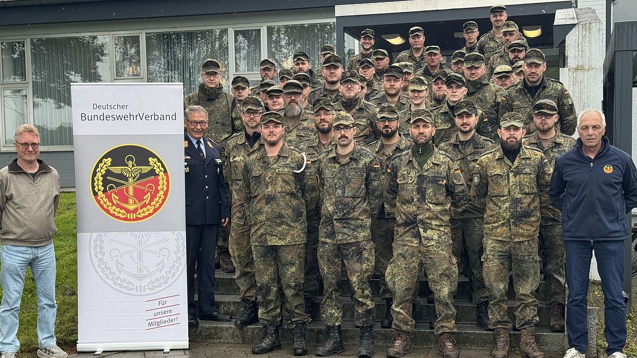 Teilnehmende und Organisatoren beim Informations-Tag für Zeitsoldaten in Minden. Foto: DBwV