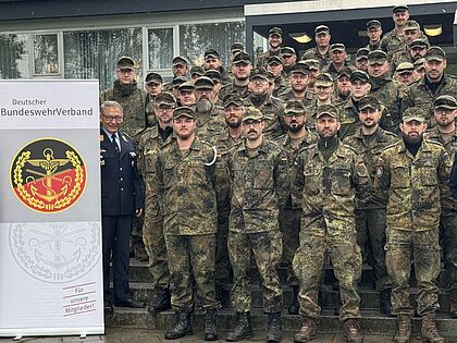 Teilnehmende und Organisatoren beim Informations-Tag für Zeitsoldaten in Minden. Foto: DBwV