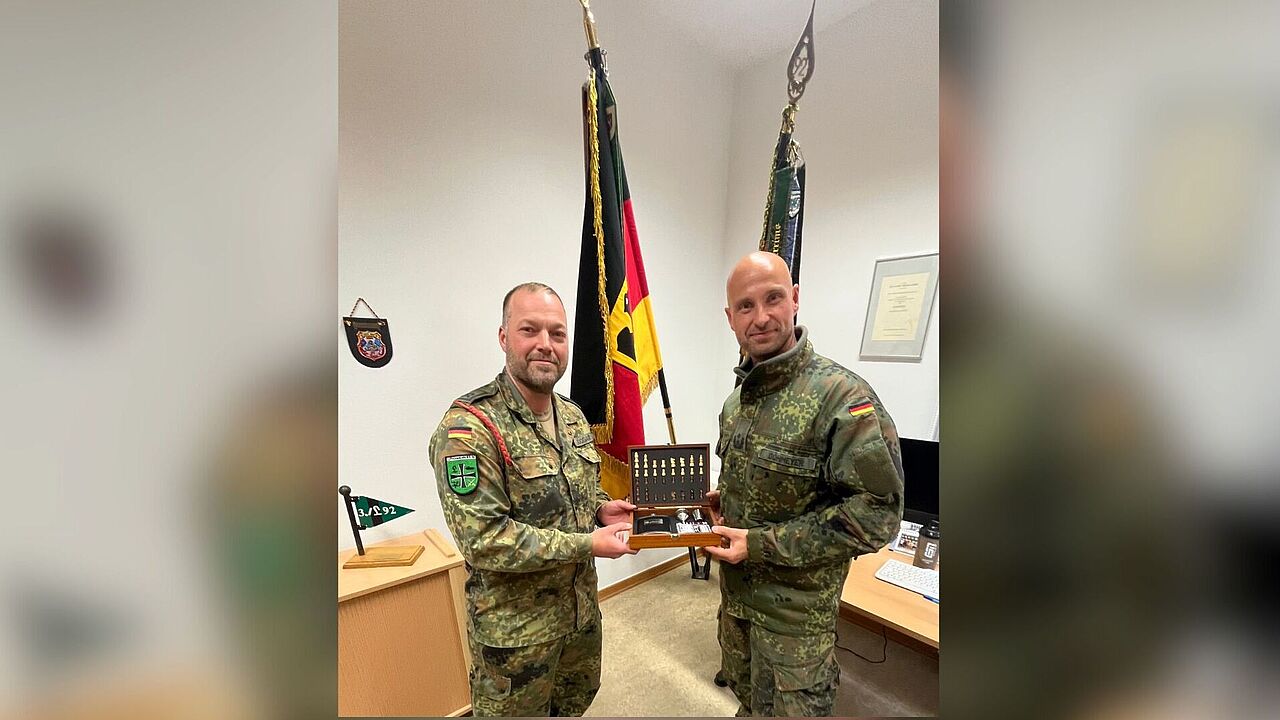 Der Kameradschaftsvorsitzende van den Boogaard (links) mit Oberstleutnant Dohmeyer. Foto: DBwV