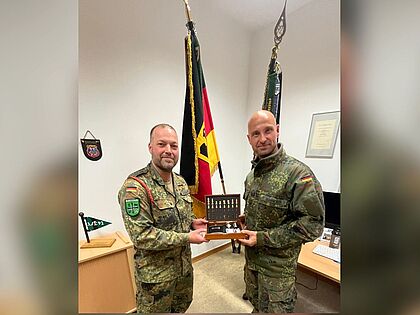 Der Kameradschaftsvorsitzende van den Boogaard (links) mit Oberstleutnant Dohmeyer. Foto: DBwV