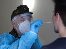 Reservisten der RSU-Kompanie des Saarlands bereiten sich auf ihren Einsatz für das Gesundheitsamt St. Wendel vor: Der Abstrich bei Kontaktpersonen erfolgt grundsätzlich im Rachenraum und in der Nase des Betroffenen. Foto: Bundeswehr/Rupertus