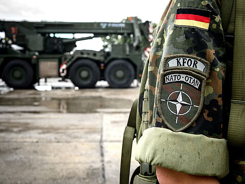 Die Abgeorneten des Bundestages stimmen bei den Einsätzen Eufor Althea und KFOR für eine Verlängerung. Foto: picture alliance/dpa/Sina Schuldt