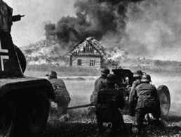 Am 22. Juni 1941 griff Nazideutschland die Sowjetunion an. Das Foto zeigt Soldaten mit einem Panzerspähwagen und einer Panzerabwehrkanone in den Anfangstagen des Überfalls im Gefecht am Rande einer Ortschaft. Foto: picture alliance/ullstein bild