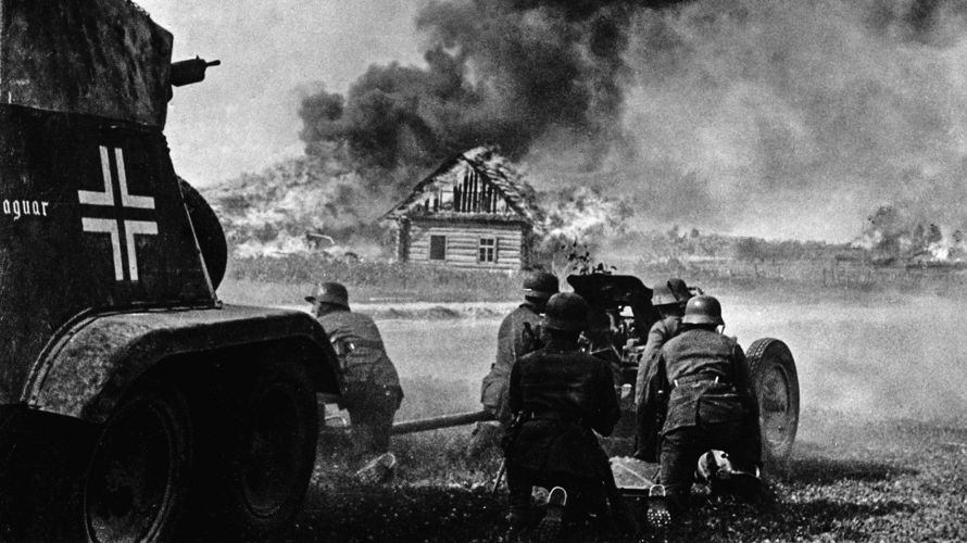 Am 22. Juni 1941 griff Nazideutschland die Sowjetunion an. Das Foto zeigt Soldaten mit einem Panzerspähwagen und einer Panzerabwehrkanone in den Anfangstagen des Überfalls im Gefecht am Rande einer Ortschaft. Foto: picture alliance/ullstein bild