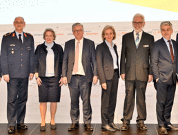 Gastgeber und Gesprächspartner der Podiumsdiskussion (v.l.n.r.): StoKa-Vorsitzender Hauptmann Steffen Klar, Brigadegeneral Thomas Hambach, Prof. Dr. Merith Niehus (Präsidentin der UniBw München), Wehrbeauftragter Dr. Hans-Peter Bartels, Prof. Dr. Ursula Münch, Oberstleutnant a.D. Thomas Sohst (DBwV – Landesverband West), Prof. Dr. Carlo Masala, Bayerischer Staatsminister Joachim Herrmann (MdL). Foto: DBwV/Ingo Kaminsky