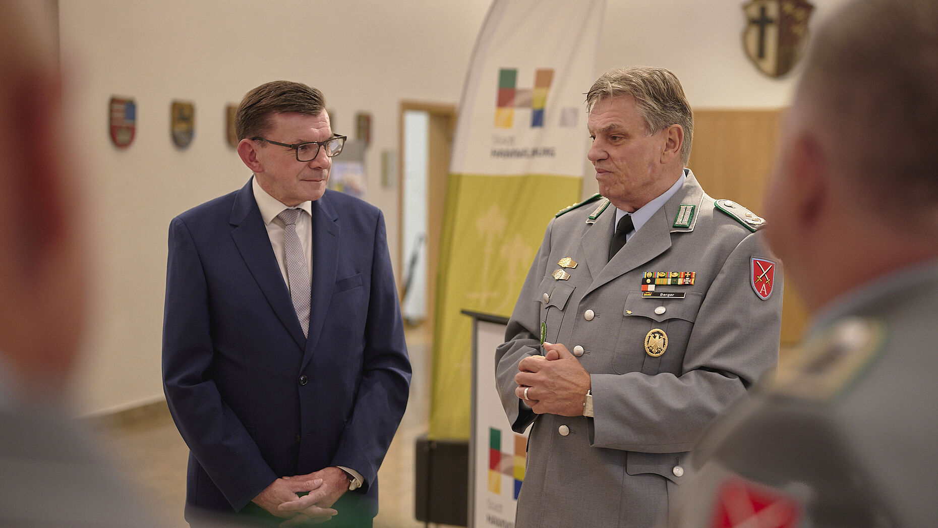 Beim festlichen Empfang im Hammelburger Rathaus: Bürgermeister Armin Warmuth im Gespräch mit dem Vorsitzenden Oberstleutnant d.R. Hans-Joachim Berger. Foto: ik