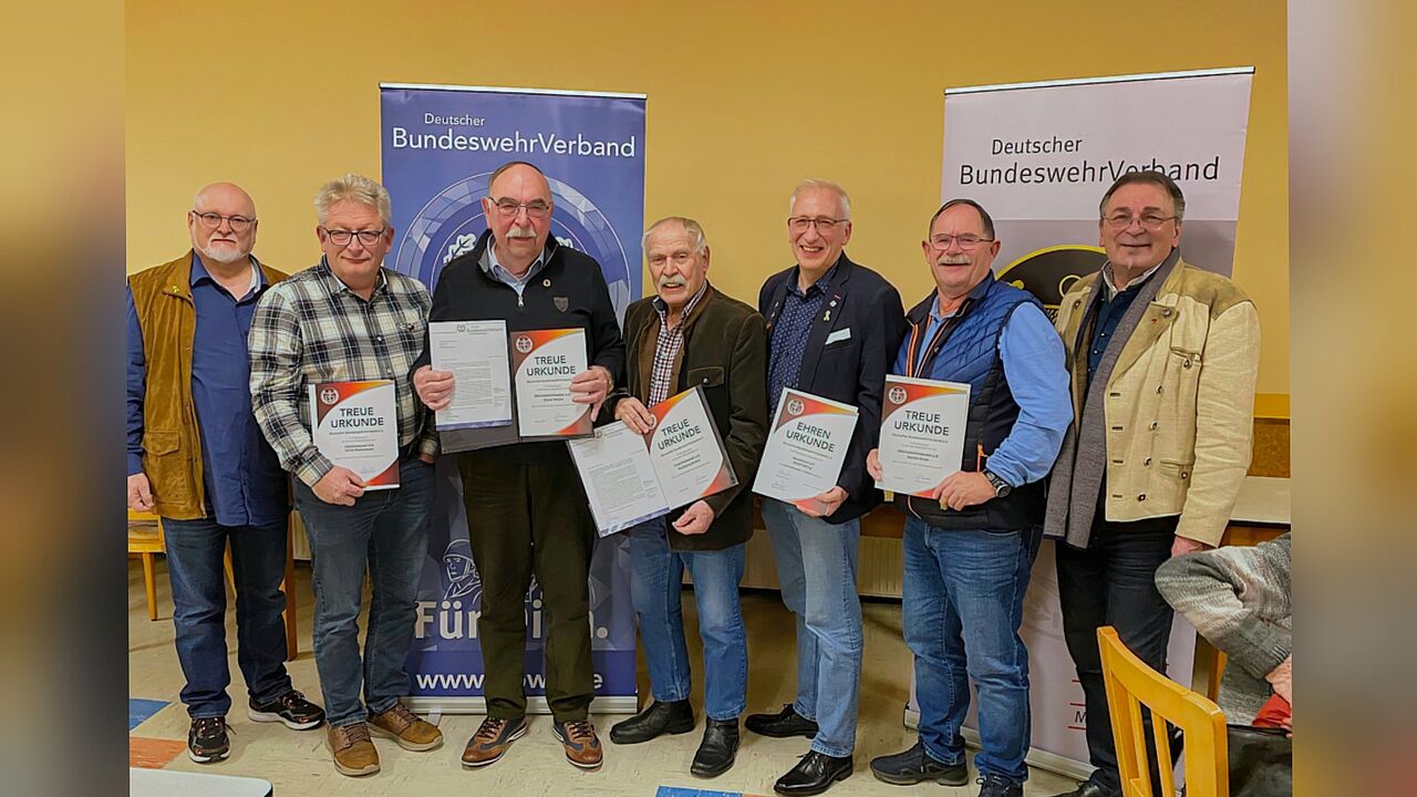 Langjährige Treue von Mitgliedern und der Einsatz des Vorsitzenden in der Kameradschaft fand bei der Jahresabschlussfeier KERH Memmingen Anerkennung durch den Bezirksvorsitzenden Franz Jung. Foto: Wolfgang Kruse