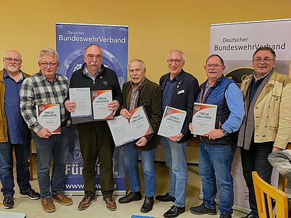 Langjährige Treue von Mitgliedern und der Einsatz des Vorsitzenden in der Kameradschaft fand bei der Jahresabschlussfeier KERH Memmingen Anerkennung durch den Bezirksvorsitzenden Franz Jung. Foto: Wolfgang Kruse