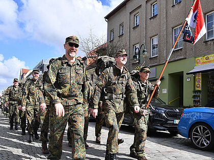 Soldatinnen und Soldaten beim 16K3-Marsch in der Innenstadt von Strausberg. Bundesweit nahmen mehr als 26.000 Menschen am Gedenkmarsch für die Gefallenen des Karfreitagsgefecht teil. Foto: Bundeswehr/Carl Schulze