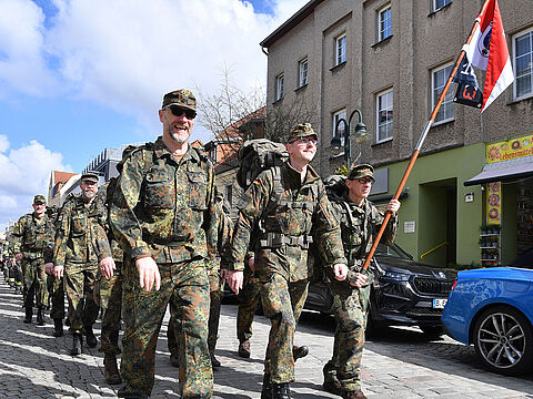 Soldatinnen und Soldaten beim 16K3-Marsch in der Innenstadt von Strausberg. Bundesweit nahmen mehr als 26.000 Menschen am Gedenkmarsch für die Gefallenen des Karfreitagsgefecht teil. Foto: Bundeswehr/Carl Schulze