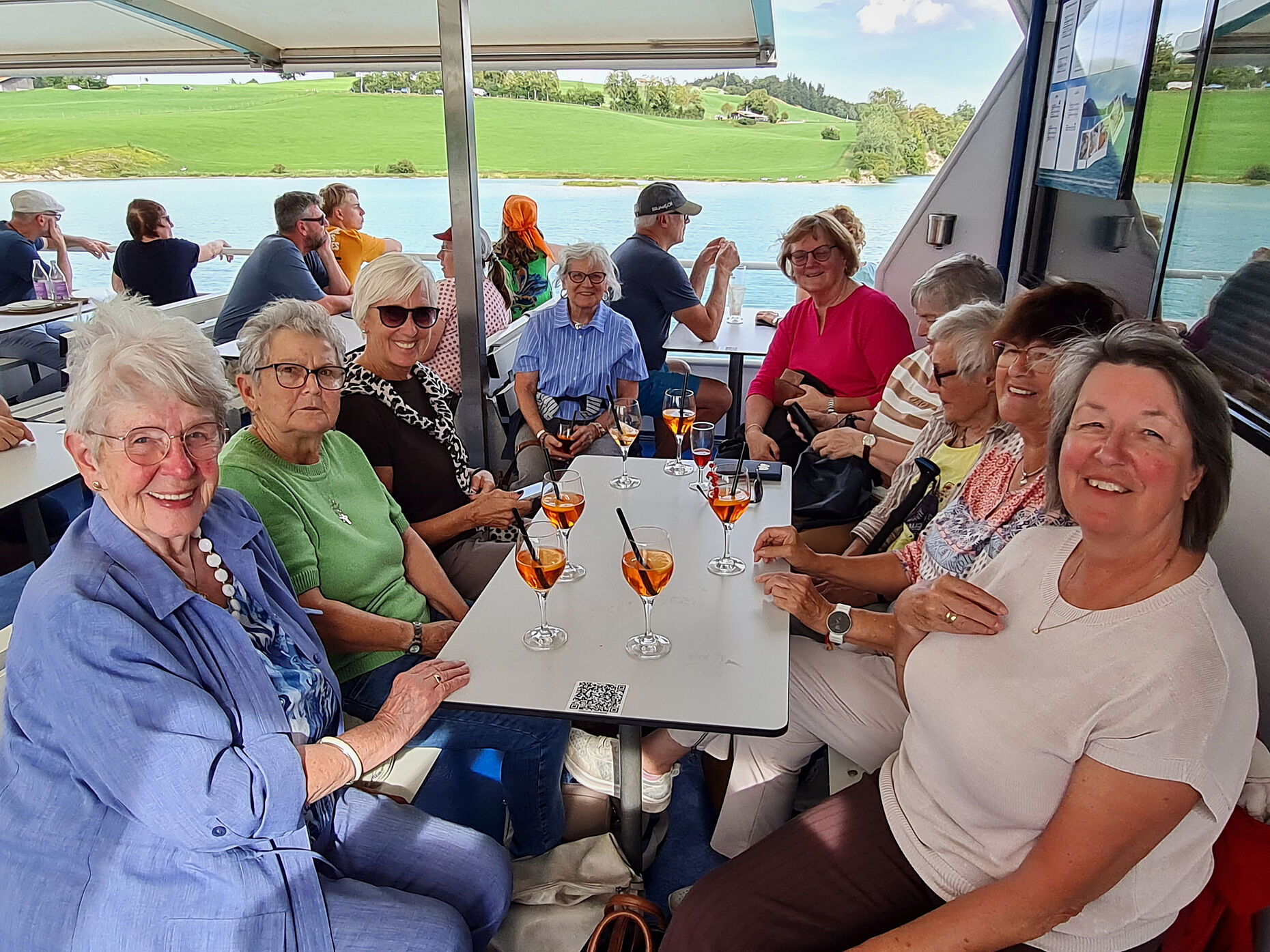 Gesellige Runden und persönliche Gespräche an Bord der MS Füssen rundeten den spätsommerlichen Ausflug ab. Foto: Friedel Wegner