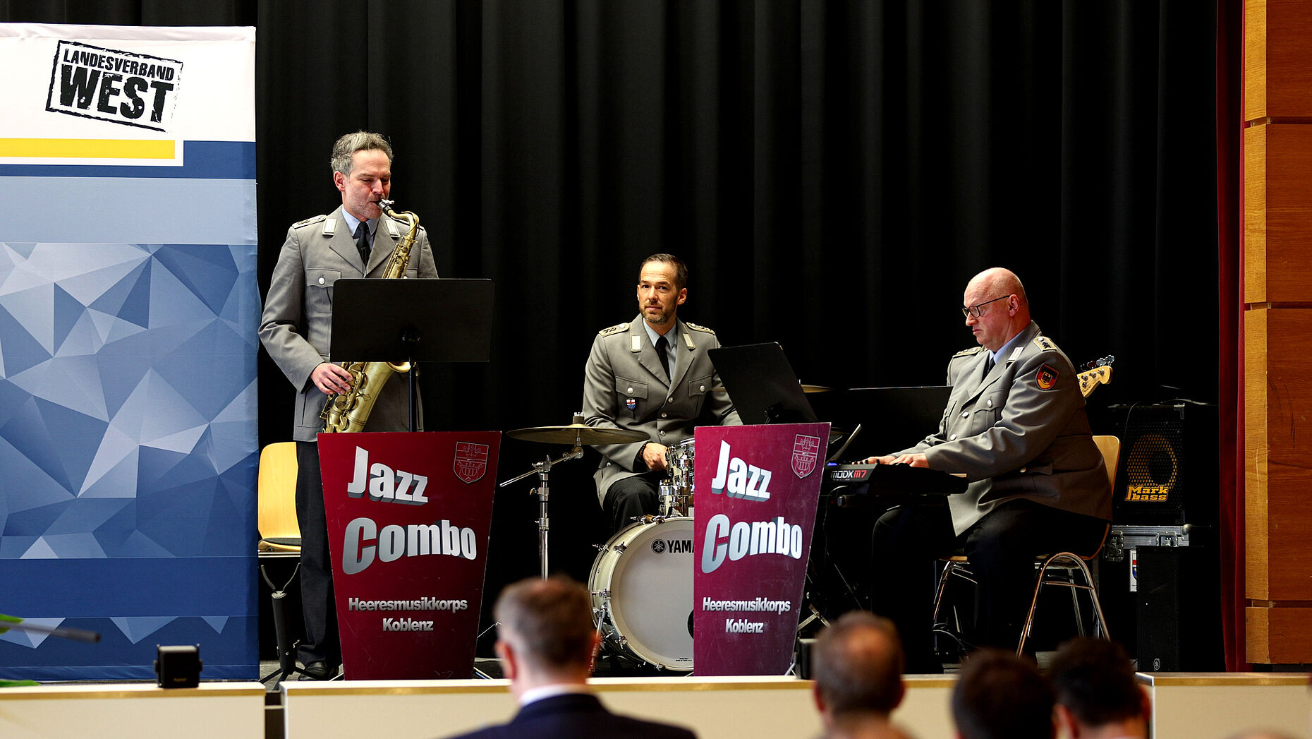 Für die musikalische Begleitung des DBwV Empfangs dankte der Landesvorsitzende Stabsfeldwebel Volker Keil der Jazz-Combo des Heeresmusikkorps Koblenz unter Leitung von Stabsfeldwebel Michael Peter. Foto: DBwV/Sarina Flachsmeier