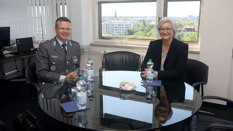 Der Bundesvorsitzende Oberstleutnant André Wüstner im Gespräch mit der Abteilungsleiterin Infrastruktur, Umweltschutz und Dienstleistungen im BMVg, Barbara Wießalla. Foto: DBwV/Yann Bombeke 