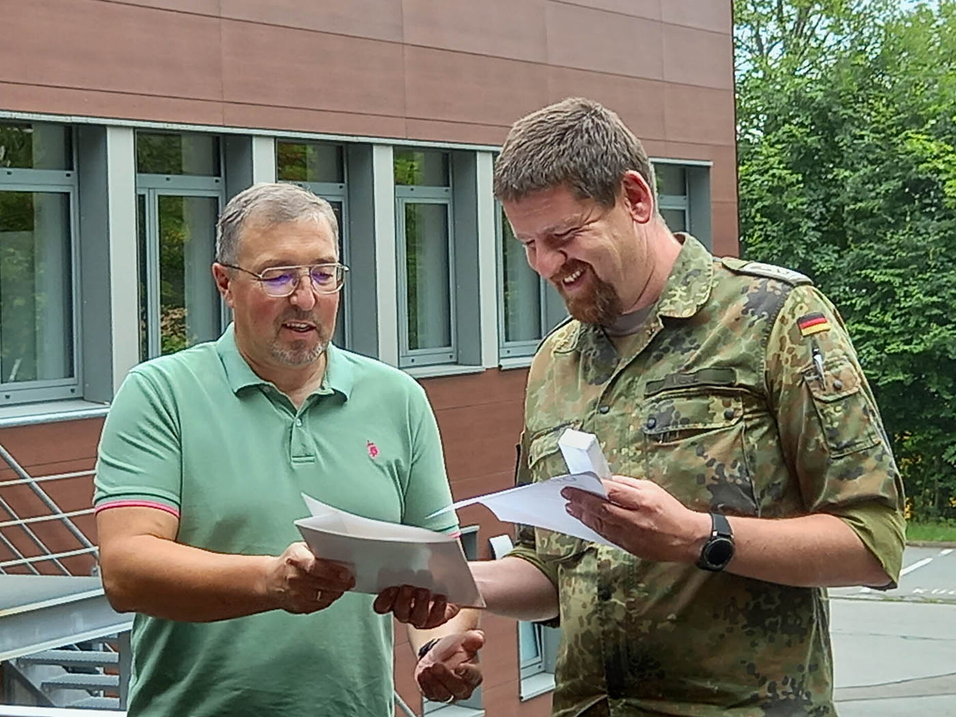 TruKa-Vorsitzender Oberstabsfeldwebel Markus Wittmann überreichte Stabsfeldwebel Alois Vogl die Treueurkunde für 25-jährige Mitgliedschaft im DBwV. Foto: Tobias Stadler
