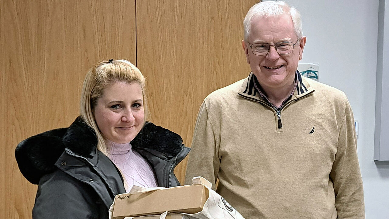 Unverhofft kommt oft! Der Bezirksvorsitzende Hauptmann a.D. Volker Jung übergab den Preis der Sonderverlosung an die glückliche Gewinnerin Anja Eschweiler Foto: Joachim Hentschel