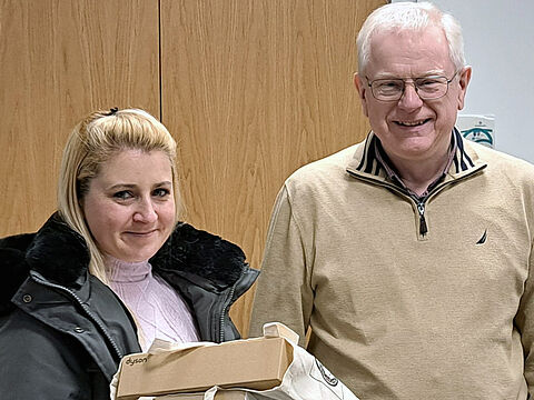Unverhofft kommt oft! Der Bezirksvorsitzende Hauptmann a.D. Volker Jung übergab den Preis der Sonderverlosung an die glückliche Gewinnerin Anja Eschweiler Foto: Joachim Hentschel
