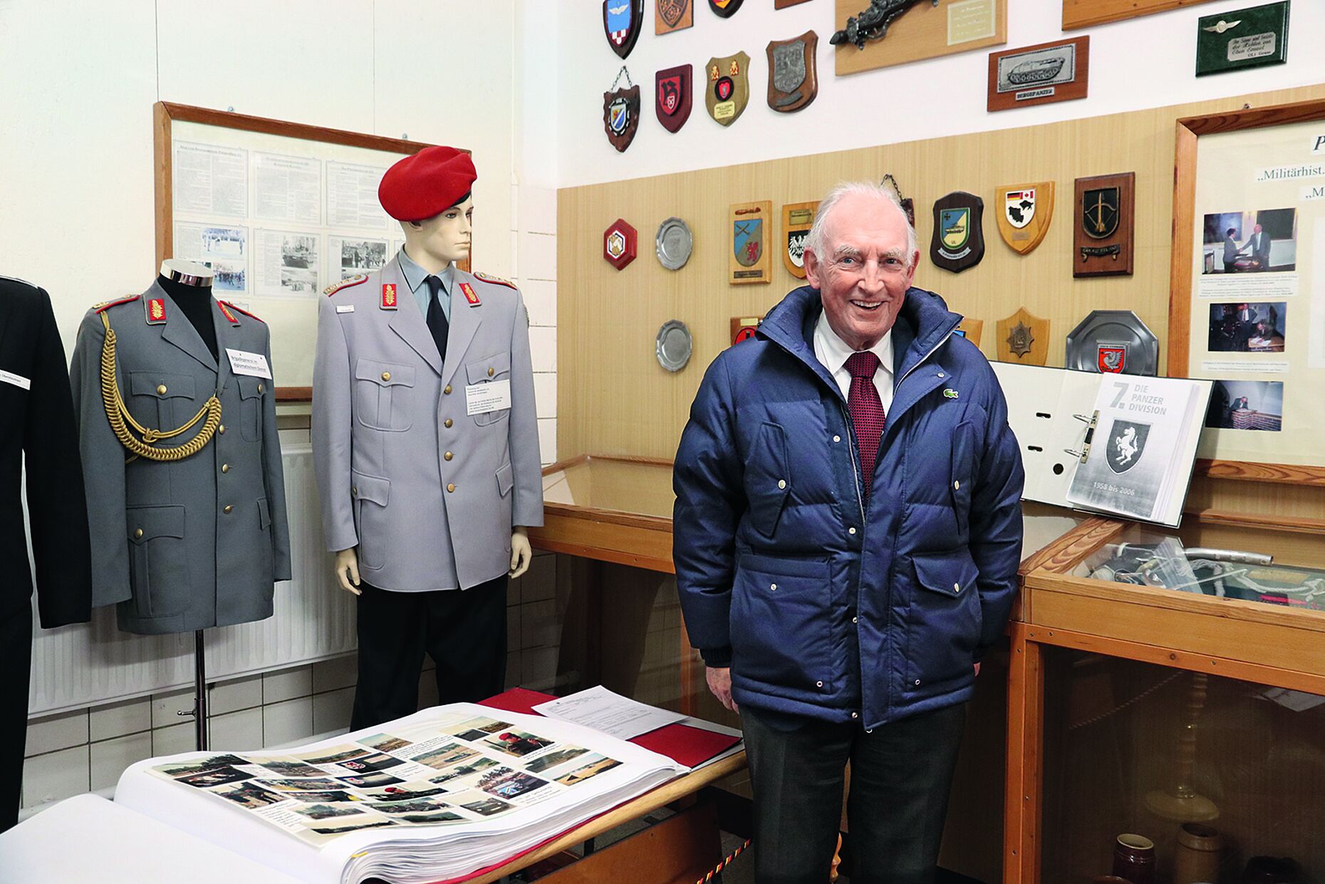 General von Kirchbach steht im Militärhistorischen Museum Eggesin neben seiner originalen Uniform als GI, ein damaliges Geschenk an das Museum. Foto: Bundeswehr/Schmidt
