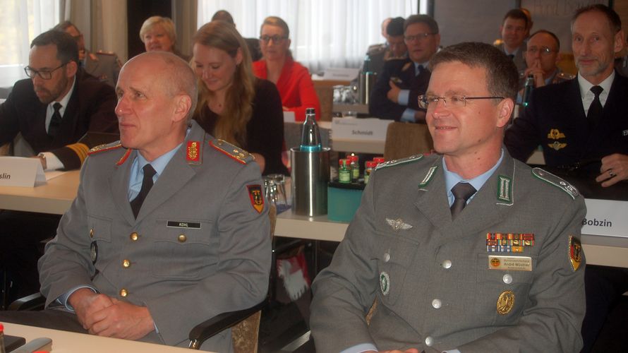 Der Kommandeur der Führungsakademie der Bundeswehr, Generalmajor Oliver Kohl, und der Bundesvorsitzende Oberstleutnant André Wüstner. Foto: DBwV/Fritsch