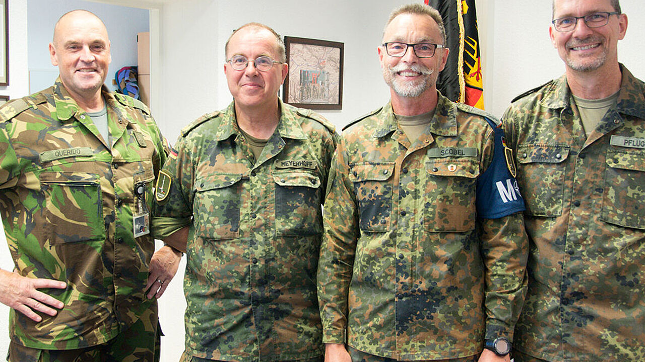 Oberstleutnant Peter Scobel wurde anlässlich seines Dienstjubiläums auch zu 40 Jahren Mitgliedschaft im DBwV geehrt. Foto: TruKa I. D/NL Korps