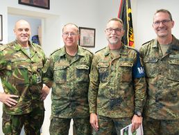 Oberstleutnant Peter Scobel wurde anlässlich seines Dienstjubiläums auch zu 40 Jahren Mitgliedschaft im DBwV geehrt. Foto: TruKa I. D/NL Korps