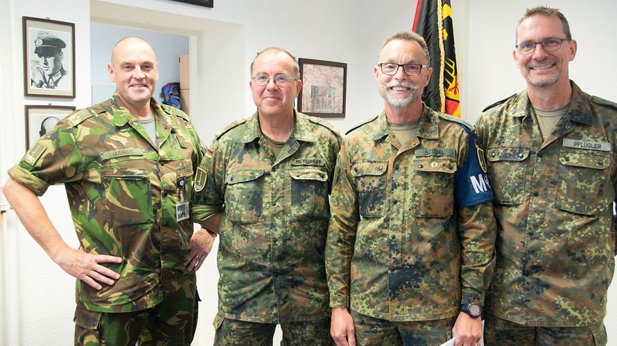 Oberstleutnant Peter Scobel wurde anlässlich seines Dienstjubiläums auch zu 40 Jahren Mitgliedschaft im DBwV geehrt. Foto: TruKa I. D/NL Korps