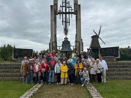 Teilnehmer der Tagesfahrt Kameradschaft ERH Munster vor der Europäischen Freiheitsglocke. Foto: DBwV