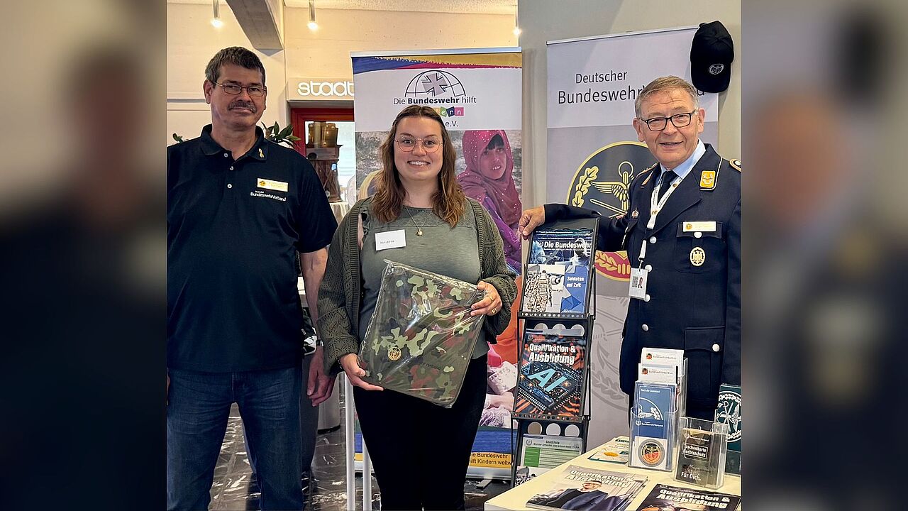 Informationen für Zeitsoldaten gab es bei der Jobmesse in Baunatal durch den SaZ-Beauftragten, Oberstabsfeldwebel a.D. Jürgen Gemmer und den Bezirksvorsitzenden Oberhessen, Stabsfeldwebel a.D. Dirk Siebert. Foto: DBwV