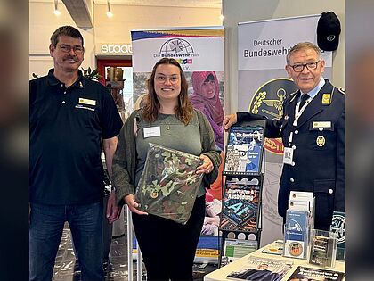 Informationen für Zeitsoldaten gab es bei der Jobmesse in Baunatal durch den SaZ-Beauftragten, Oberstabsfeldwebel a.D. Jürgen Gemmer und den Bezirksvorsitzenden Oberhessen, Stabsfeldwebel a.D. Dirk Siebert. Foto: DBwV