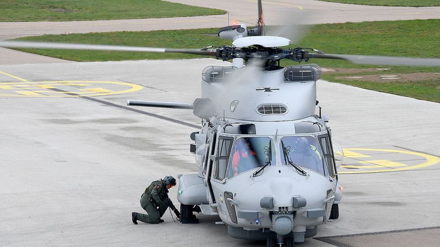 Der Marinehubschrauber "Sea Lion" wurde am 24. Oktober an die Bundeswehr übergeben. Wegen gravierender Mängel wird der Anflugbetrieb verschoben. Foto: dpa