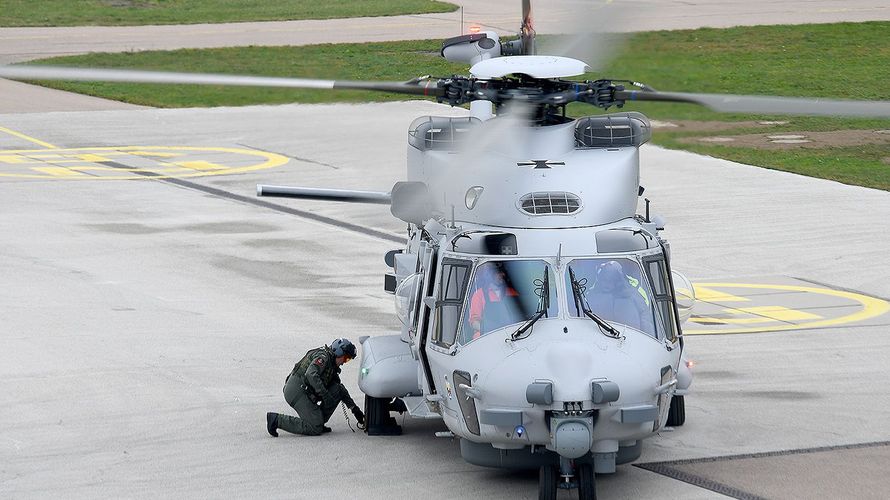 Donauwörth: Ein Bordtechniker befestigt an einem gelandeten Hubschrauber Bremsschuhe. Die Bundesmarine erhielt vom Hubschrauberproduzenten Airbus Helicopters die erste von insgesamt 18 Maschinen vom Typ NH90 "Sea Lion". Foto: Stefan Puchner/dpa