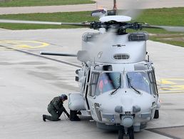 Donauwörth: Ein Bordtechniker befestigt an einem gelandeten Hubschrauber Bremsschuhe. Die Bundesmarine erhielt vom Hubschrauberproduzenten Airbus Helicopters die erste von insgesamt 18 Maschinen vom Typ NH90 "Sea Lion". Foto: Stefan Puchner/dpa