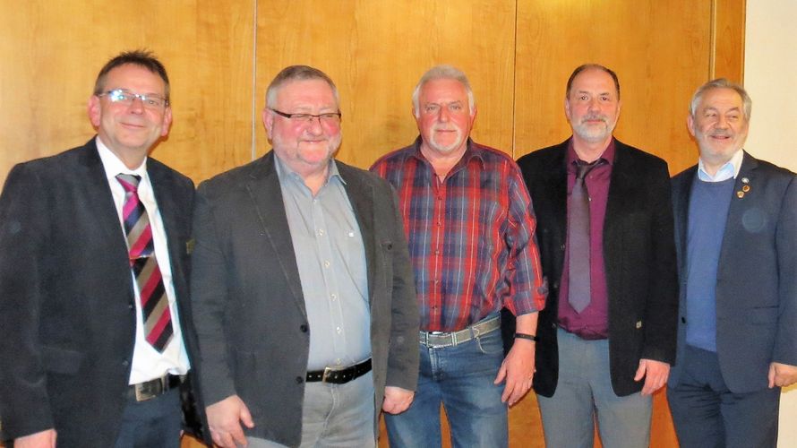 Bezirksvorsitzender Harald Lott, die Geehrten Lothar Flad, Ernst Hoss, Friedmar Riedlinger sowie Vorsitzender Hendrik Rohm (v.l.) Foto: DBwV