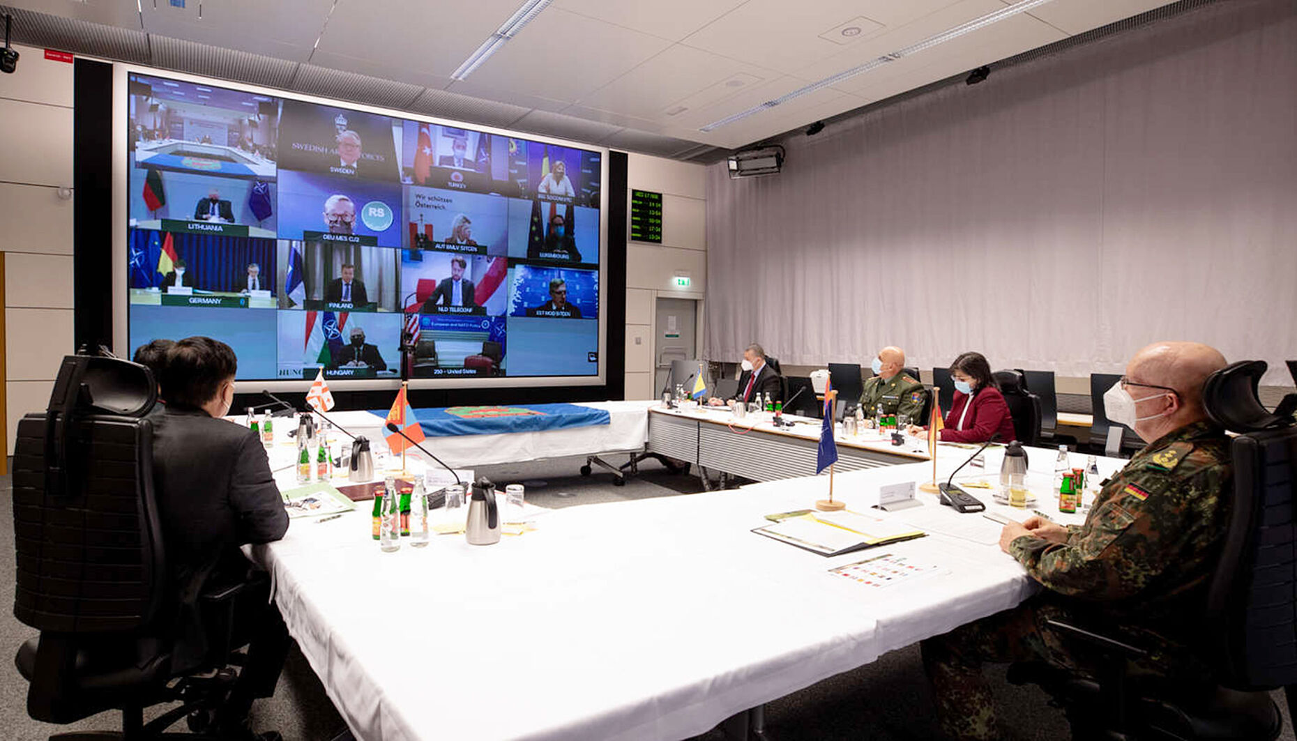 In der virtuellen Gesprächsrunde mit Amtskolleginnen und -kollegen sowie Vertretern von 15 Truppenstellernationen betonte Annegret Kramp-Karrenbauer die Maxime „together in, together out“. Foto: Bundeswehr