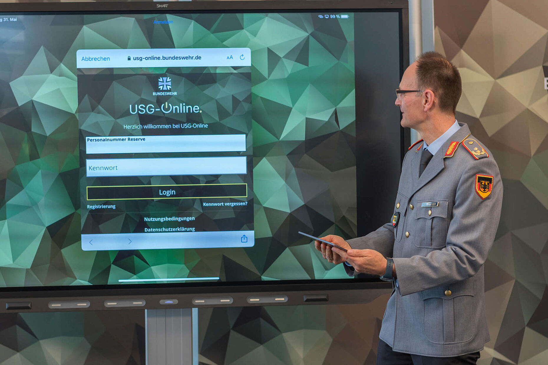 Generalmajor Gunter Schneider, Vizepräsident des BAPersBw, probiert die neue USG-Online App direkt auf dem Tablet aus. Foto: Bundeswehr / PIZ Personal Metka