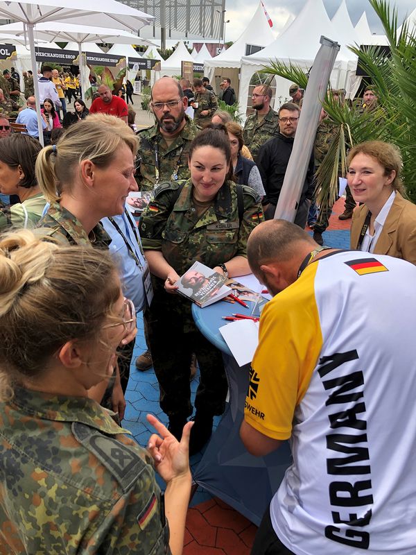 Viele Soldatinnen und Soldaten sind im Publikum, manche lassen sich das eben erworbene Buch signieren. Foto: DBwV/Philipp Kohlhöfer