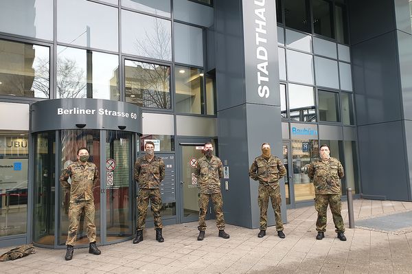 Im Rahmen der Amtshilfe eingesetzte Soldaten vor dem Frankfurter Gesundheitsamt. Foto: DBwV/Schwappacher