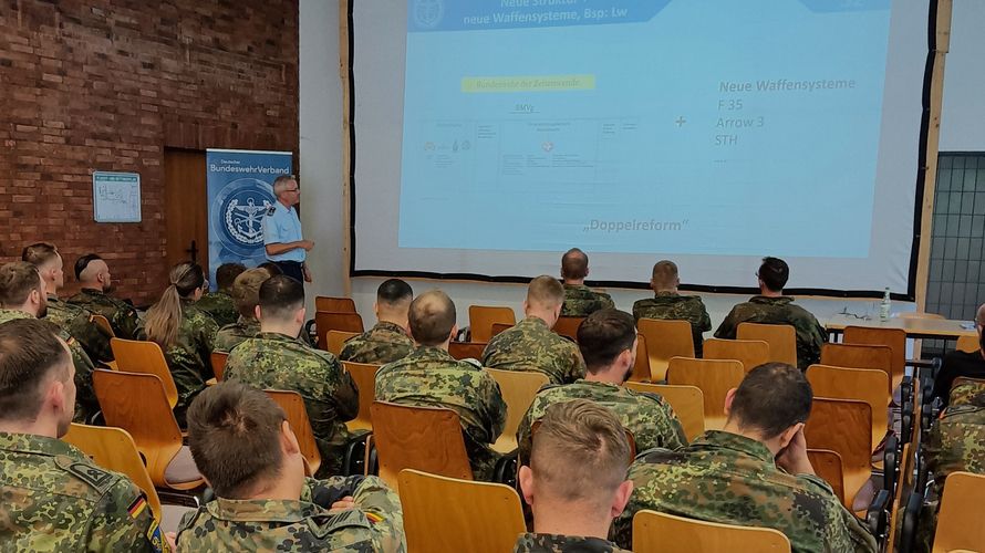 Mit großem Interesse nahmen die Mitglieder des DBwV am Standort Roth die Informationen von Oberstleutnant i.G. Dr. Detlef Buch zu aktuellen Aspekten  der Verbandsarbeit auf. Foto: StoKa Roth