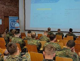 Mit großem Interesse nahmen die Mitglieder des DBwV am Standort Roth die Informationen von Oberstleutnant i.G. Dr. Detlef Buch zu aktuellen Aspekten  der Verbandsarbeit auf. Foto: StoKa Roth