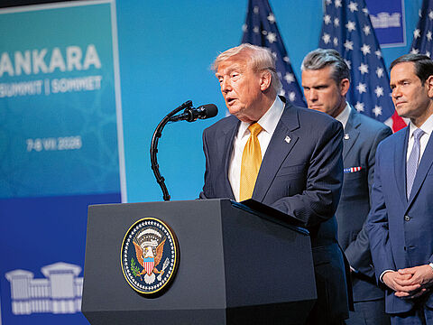 Wie stark ist das transatlantische Bündnis? US-Präsident Donald Trump mit Verteidigungsminister Pete Hegseth und Außenminister Marco Rubio während des NATO-Gipfels im Juli 2026. Foto: Picture-Alliance/abaca/Jumeau Alexis/ABACA