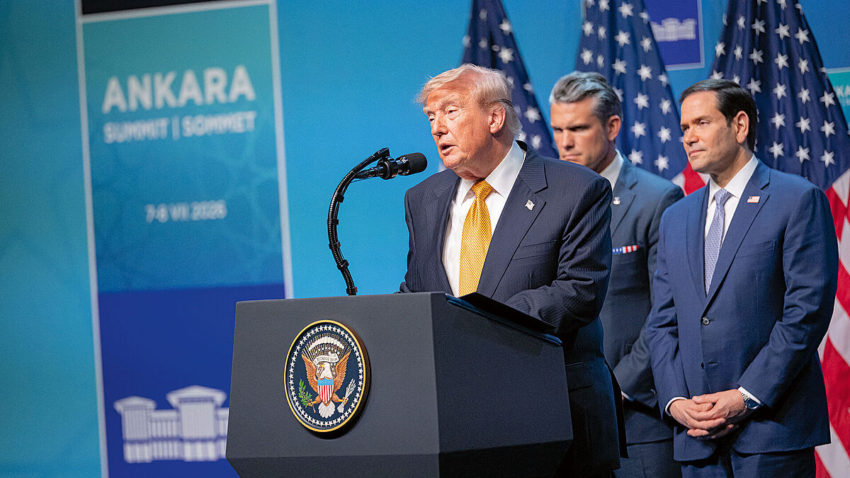 Wie stark ist das transatlantische Bündnis? US-Präsident Donald Trump mit Verteidigungsminister Pete Hegseth und Außenminister Marco Rubio während des NATO-Gipfels im Juli 2026. Foto: Picture-Alliance/abaca/Jumeau Alexis/ABACA