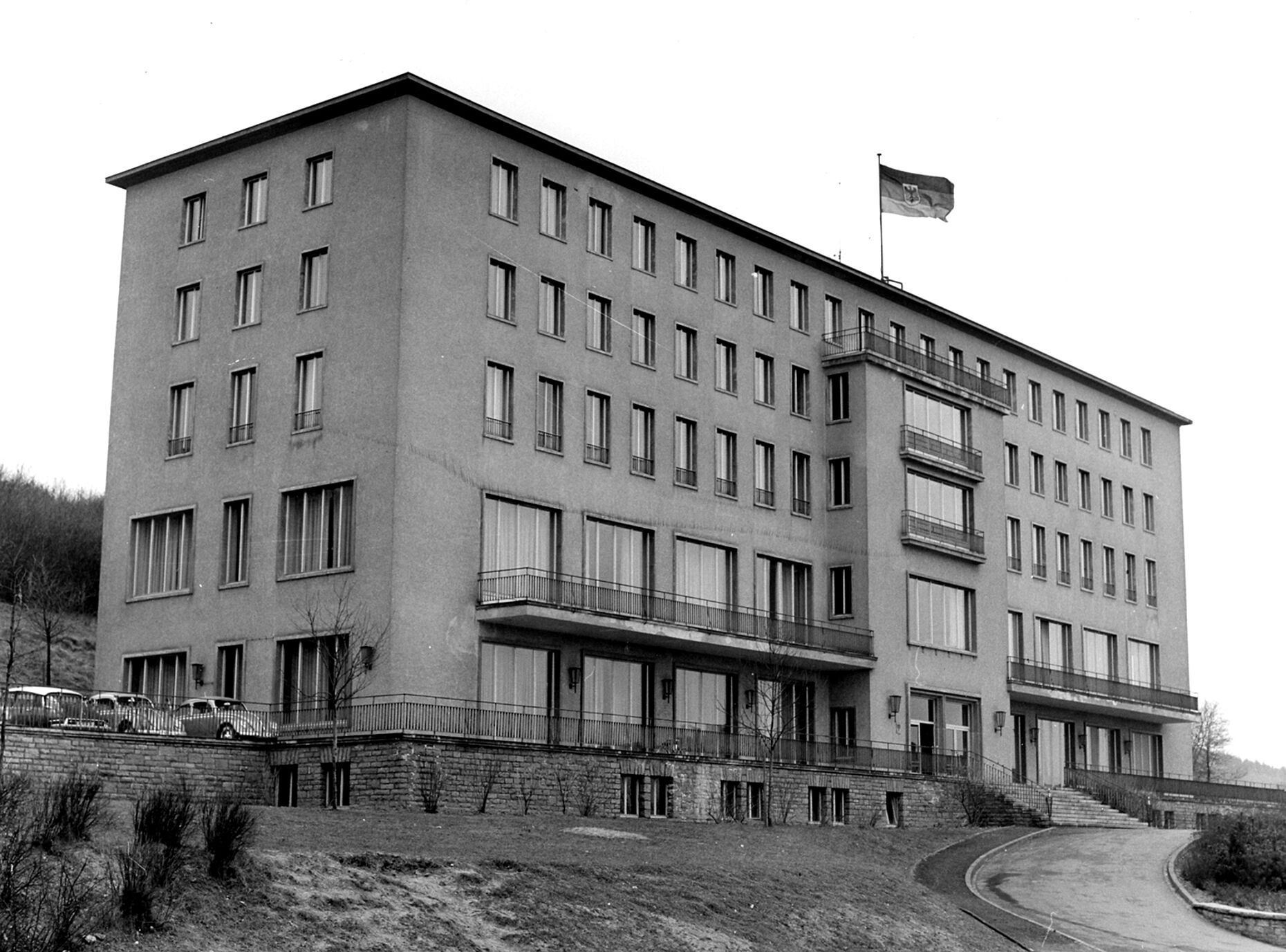„Schule Innere Führung“ in Koblenz im Jahr 1966: Im Oktober 1956 wurde in Köln die „Schule der Bundeswehr für Innere Führung“ aufgestellt. Im Februar 1957 zog die Schule an ihren heutigen Standort auf der Pfaffendorfer Höhe in Koblenz. Aus der Schule entwickelte sich 1981 das Zentrum Innere Führung. Foto: Innere Führung/Archiv (ZInFue alt)