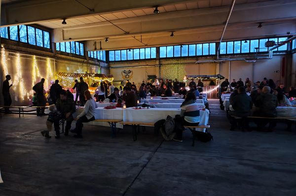 Weihnachtlich war die Wartungshalle der Flugbereitschaft am ehemaligen Regierungsflughafen in Berlin-Tegel hergerichtet. Foto: Carsten Urban