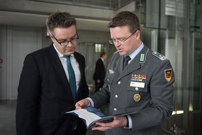 Der Bundesvorsitzende im Gespräch über die "Bw2025" mit Tobias Lindner, Sicherheitspolitischer Sprecher der Grünen im Bundestag Foto: DBwV/Scheurer