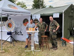 Die TruKa InfS nutzte Sommerfest und „Tag der Infanterie“ für eine SVS-Spendensammlung, hier mit TruKa-Vorsitzendem Hauptmann Steffen Naumann (v.l.), Stellvertreter Stabsfeldwebel Marco Ebert und Arbeitnehmer Jürgen Mehler. Foto: TruKa InfS